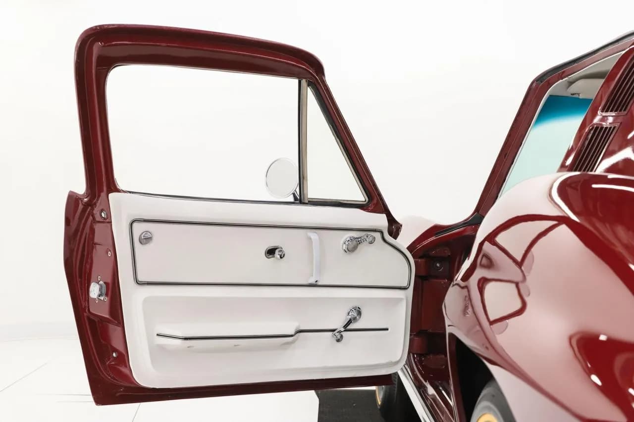 1965 Chevrolet Corvette - Thumbnail 8