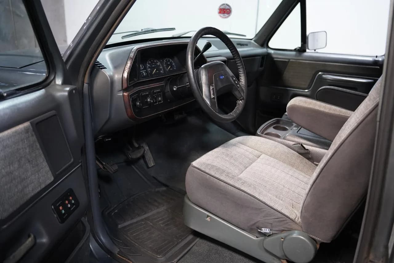 1989 Ford Bronco XLT 4X4 - Thumbnail 4