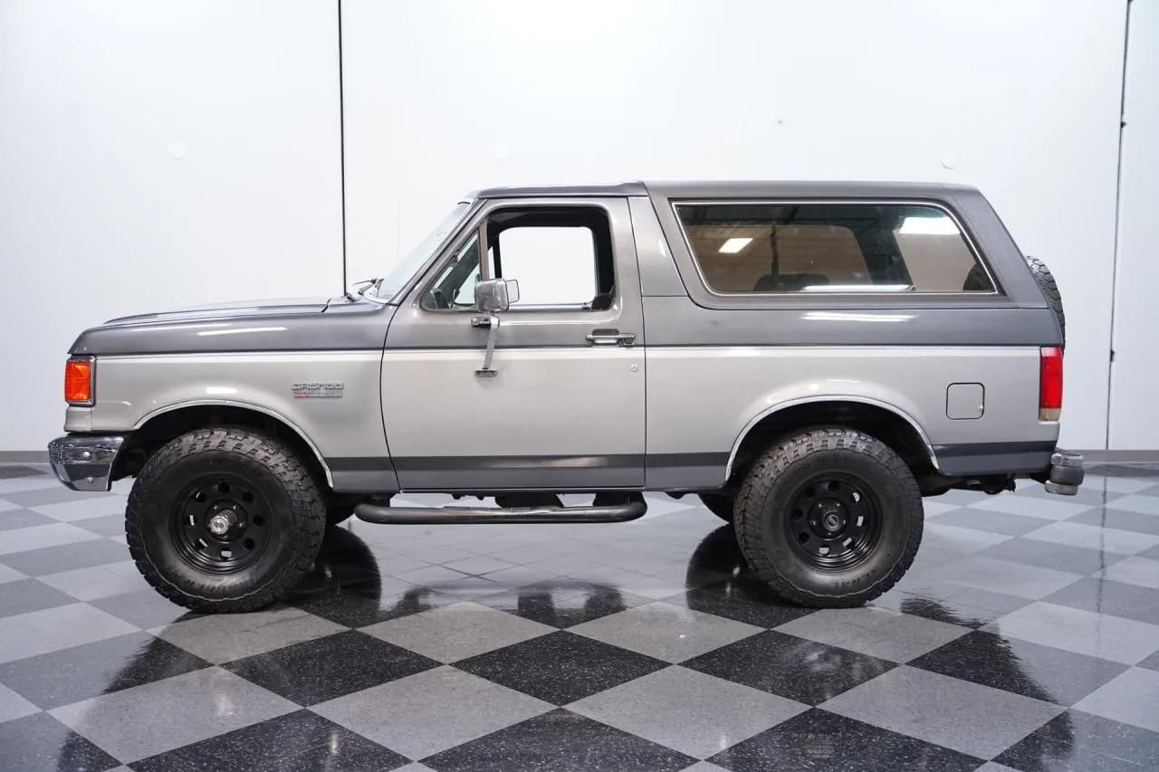 1989 Ford Bronco XLT 4X4 - Thumbnail 2