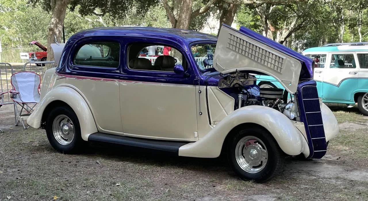 1935 Ford 48 - Thumbnail 2