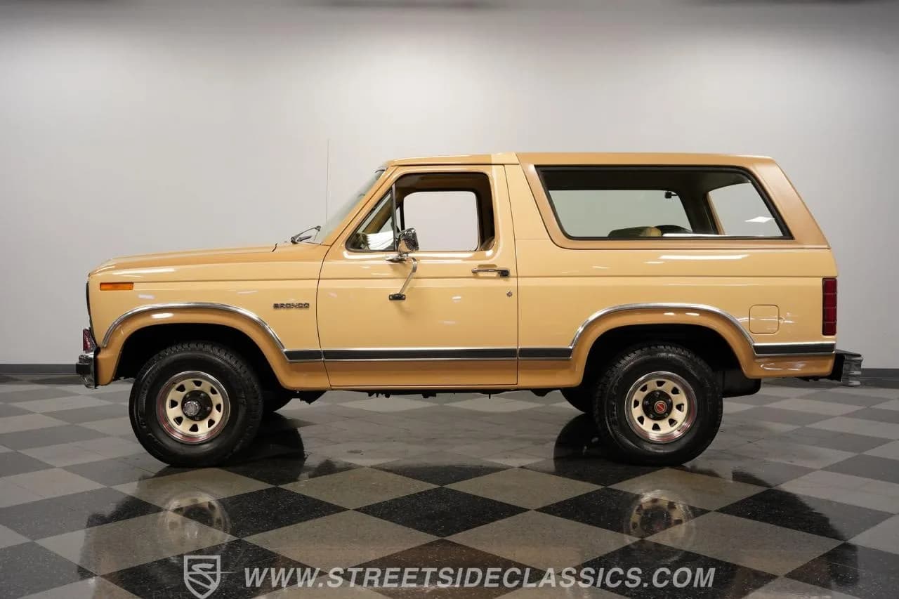 1984 Ford Bronco 4X4 - Thumbnail 2