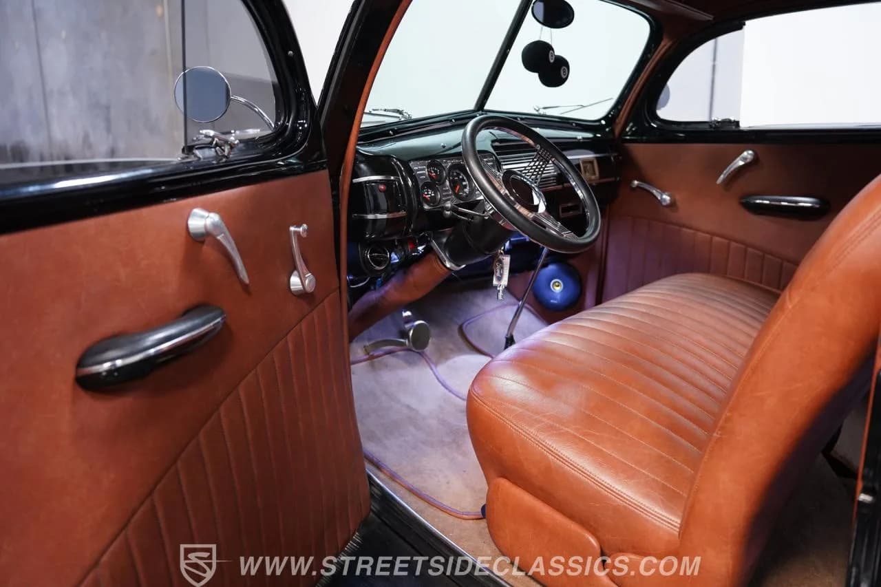 1940 Ford Tudor Sedan Restomod - Thumbnail 4