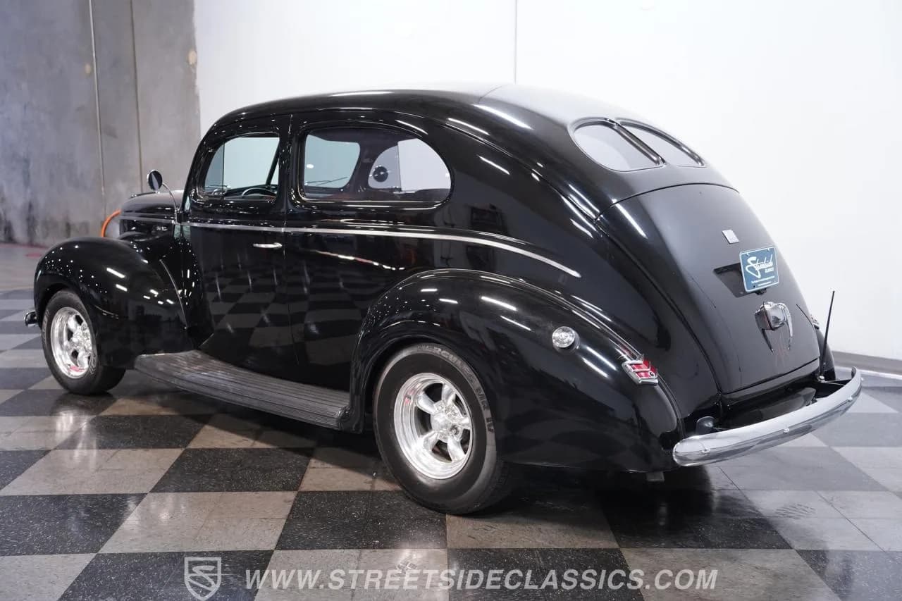 1940 Ford Tudor Sedan Restomod - Thumbnail 7