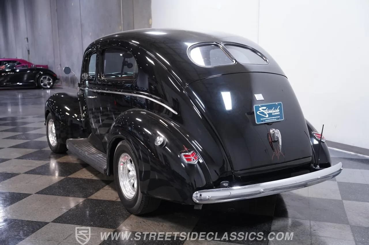 1940 Ford Tudor Sedan Restomod - Thumbnail 8