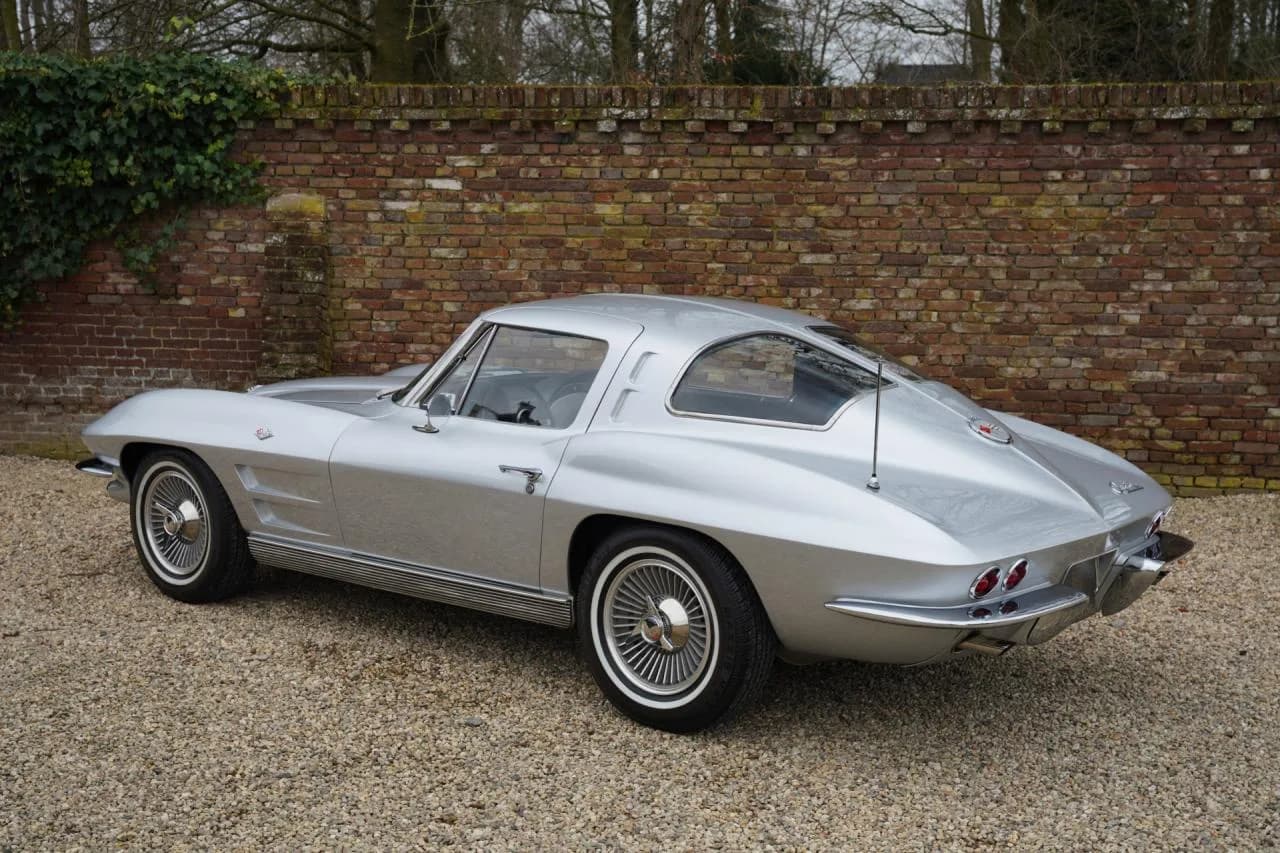 1963 Chevrolet Corvette C2 Sting Ray Split-Window 327 Coup&eacute; - Thumbnail 2