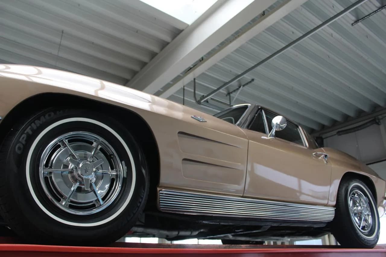 1963 Chevrolet C2 Sting Ray Coup&eacute; Split window - Thumbnail 8