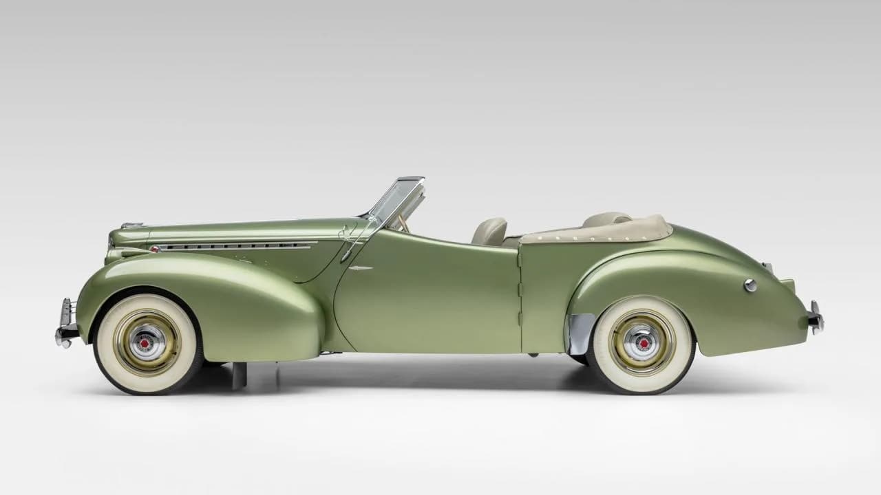 1940 Packard One Twenty Convertible Victoria by Darrin - Thumbnail 5