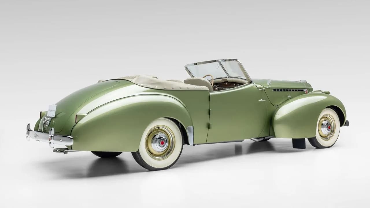 1940 Packard One Twenty Convertible Victoria by Darrin - Thumbnail 3