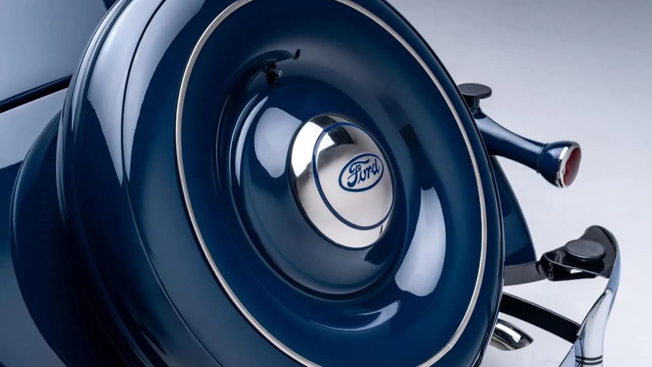 1936 Ford V8 De Luxe Roadster - Thumbnail 4
