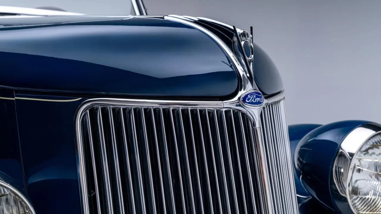 1936 Ford V8 De Luxe Roadster - Thumbnail 2
