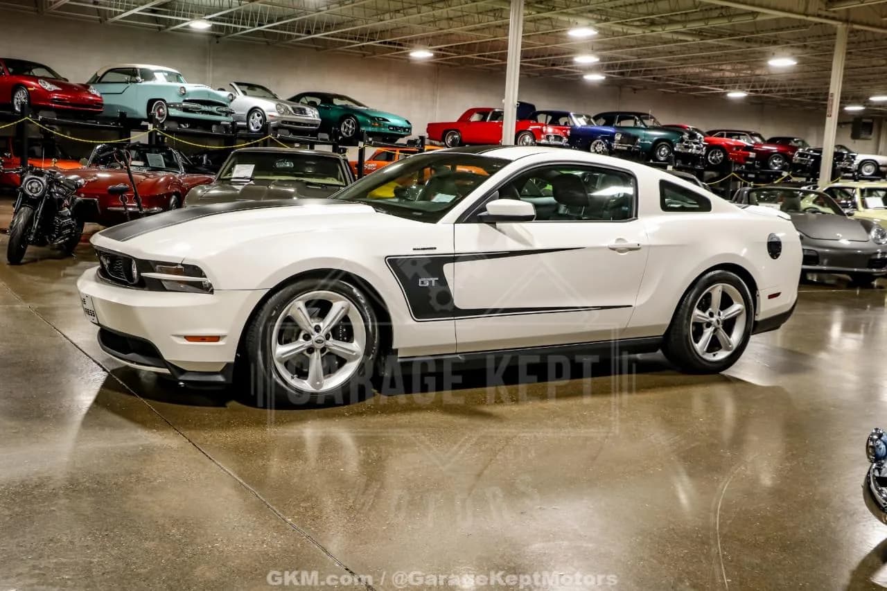 2010 Ford Mustang - Thumbnail 4