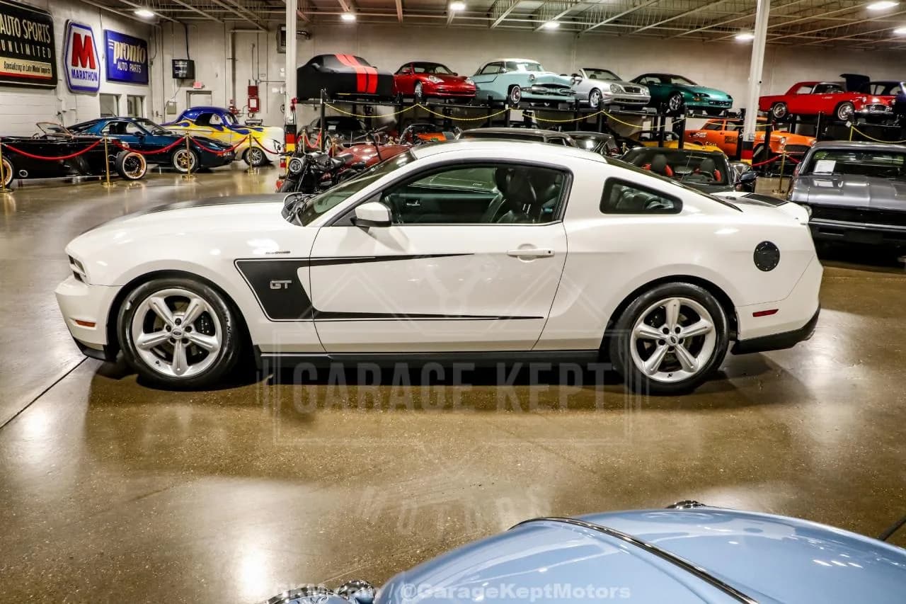 2010 Ford Mustang - Thumbnail 5
