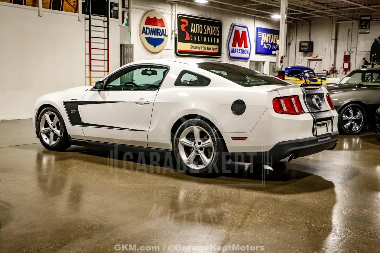 2010 Ford Mustang - Thumbnail 6