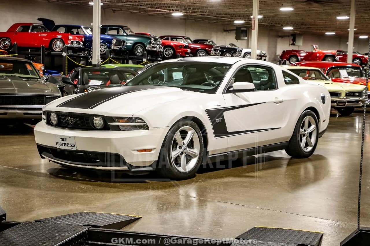 2010 Ford Mustang - Thumbnail 3