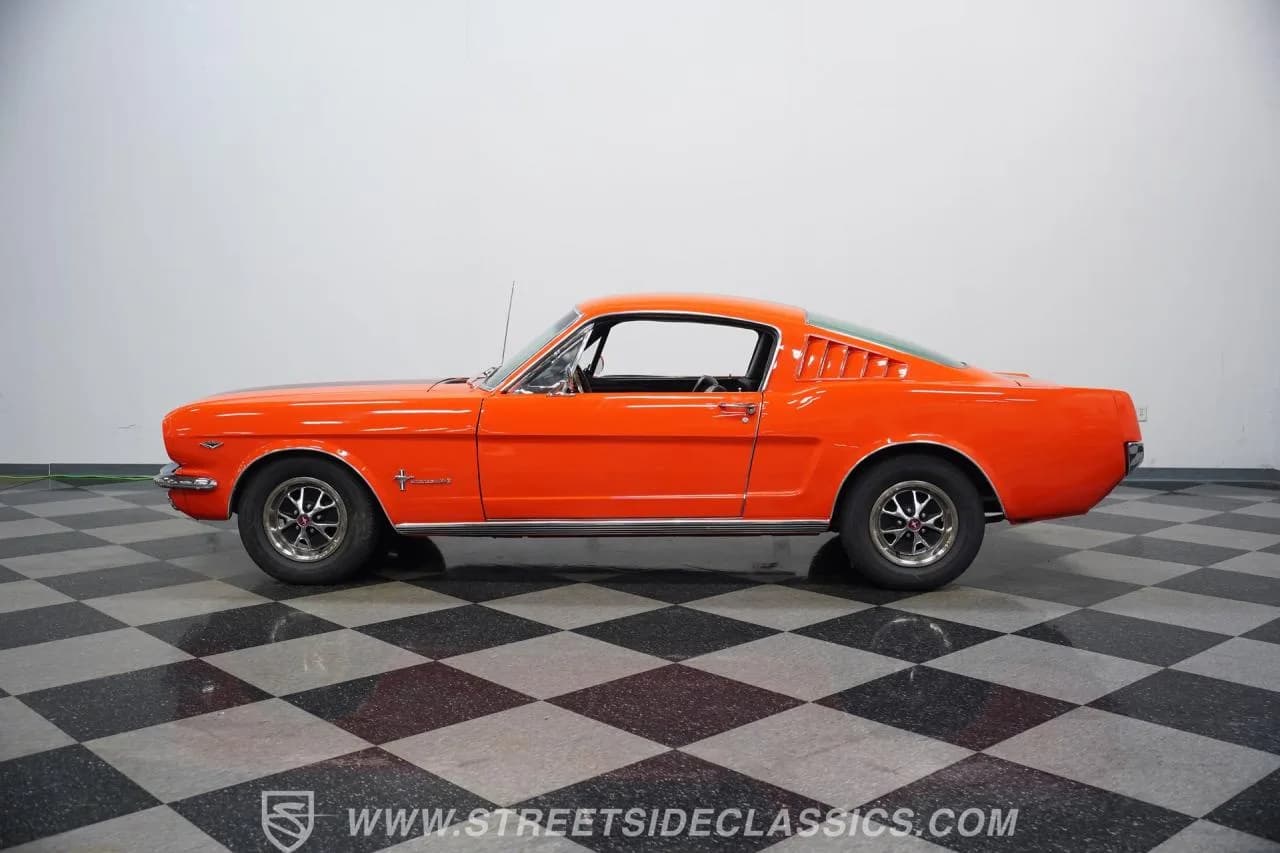 1965 Ford Mustang 2+2 Fastback - Thumbnail 2