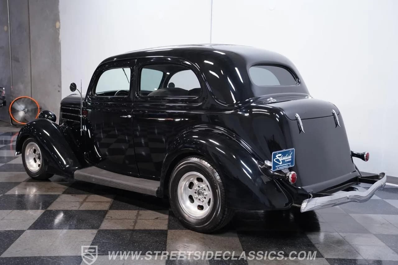 1936 Ford Tudor Humpback - Thumbnail 8