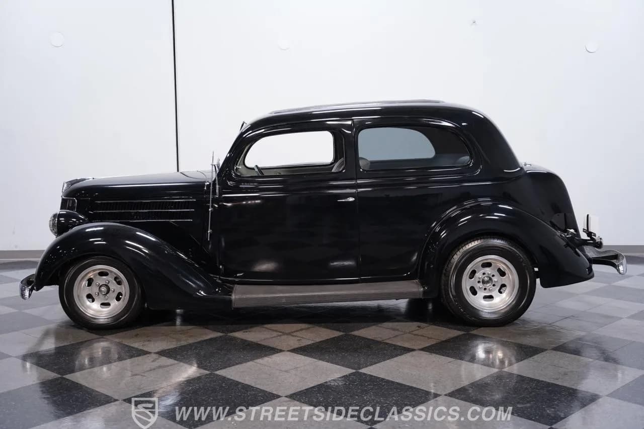 1936 Ford Tudor Humpback - Thumbnail 2