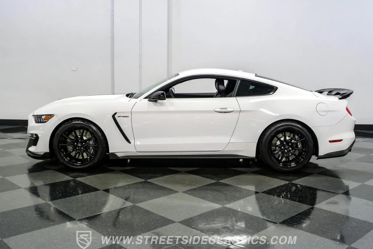 2019 Ford Mustang Shelby GT350 - Thumbnail 2