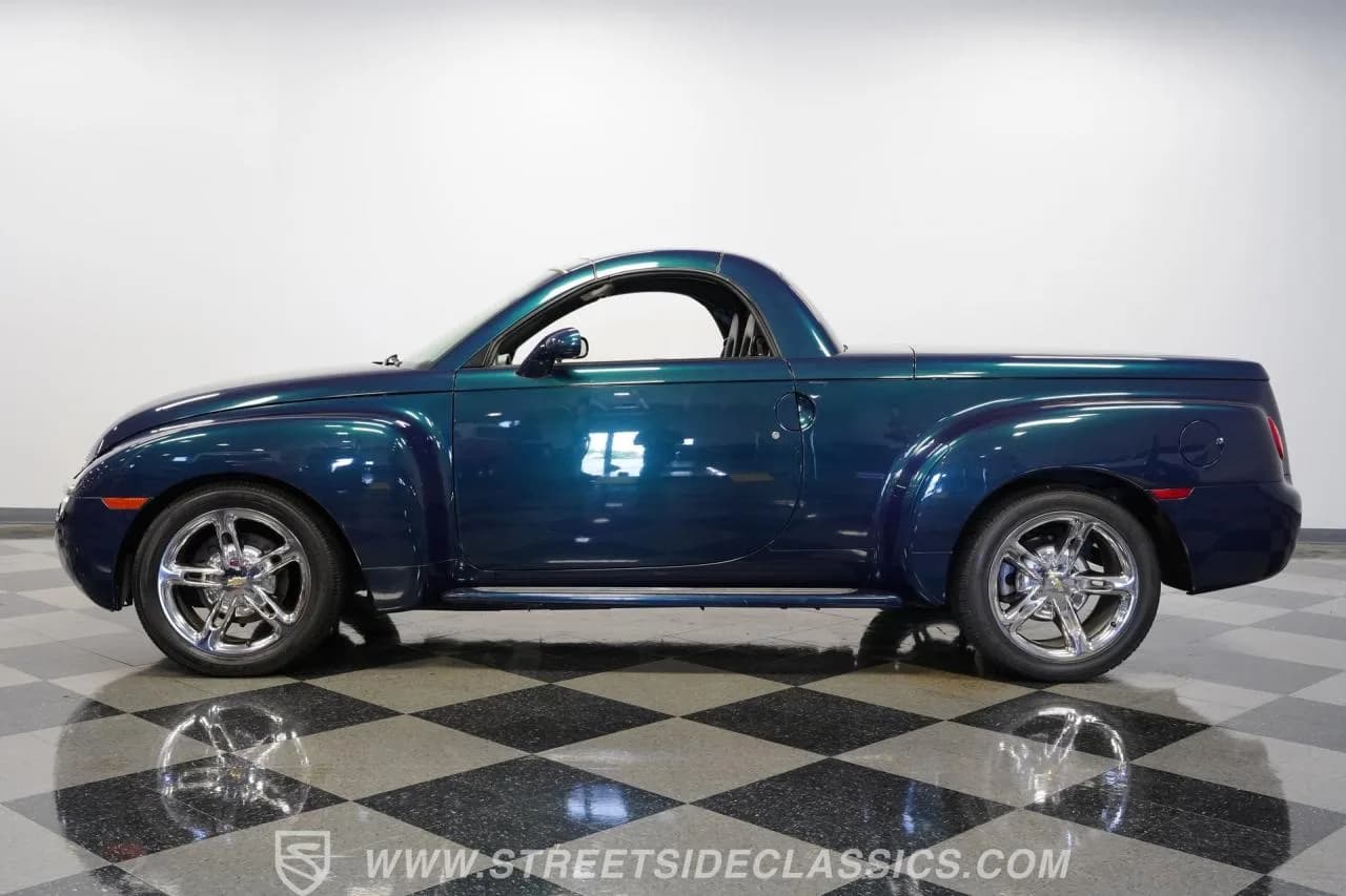2005 Chevrolet SSR - Thumbnail 2