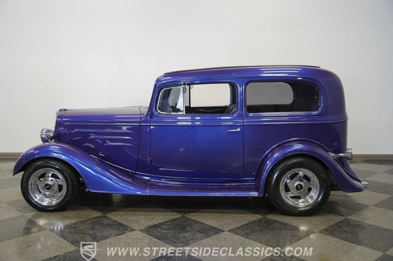 1935 Chevrolet Sedan Streetrod - Thumbnail 2