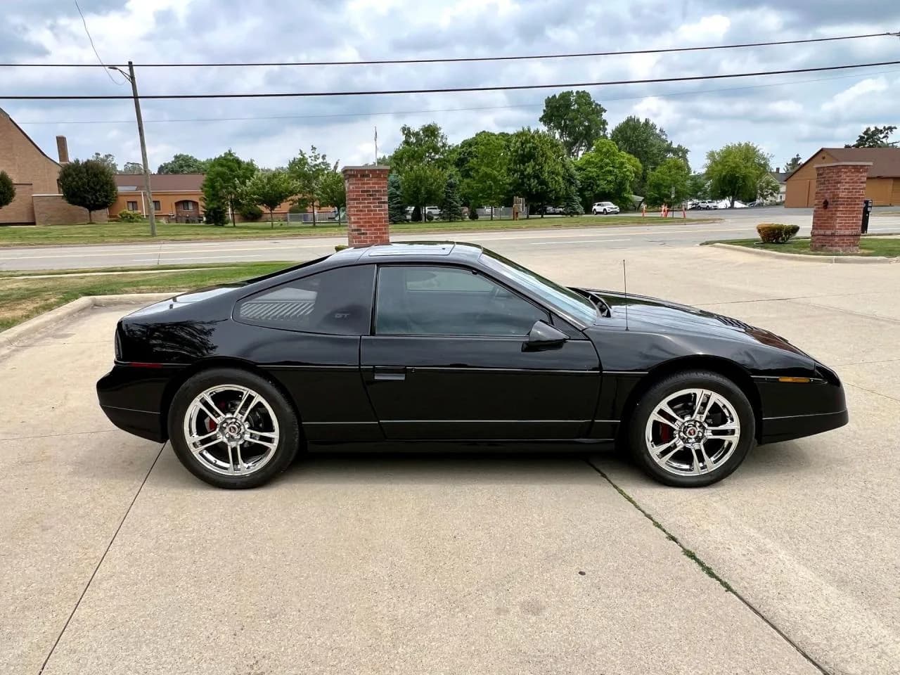 1988 Pontiac Fiero - Thumbnail 4