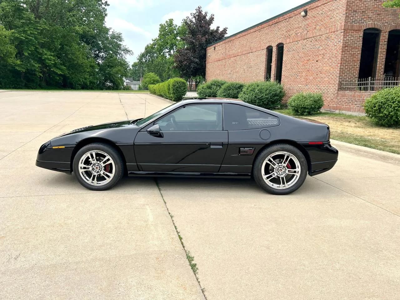 1988 Pontiac Fiero - Thumbnail 8