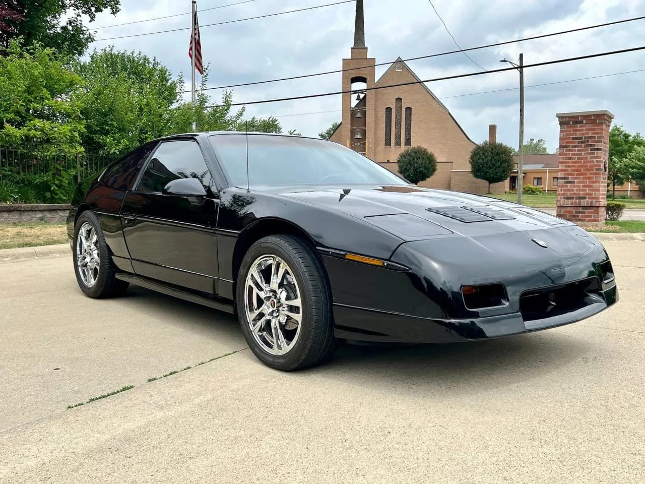 1988 Pontiac Fiero - Thumbnail 3
