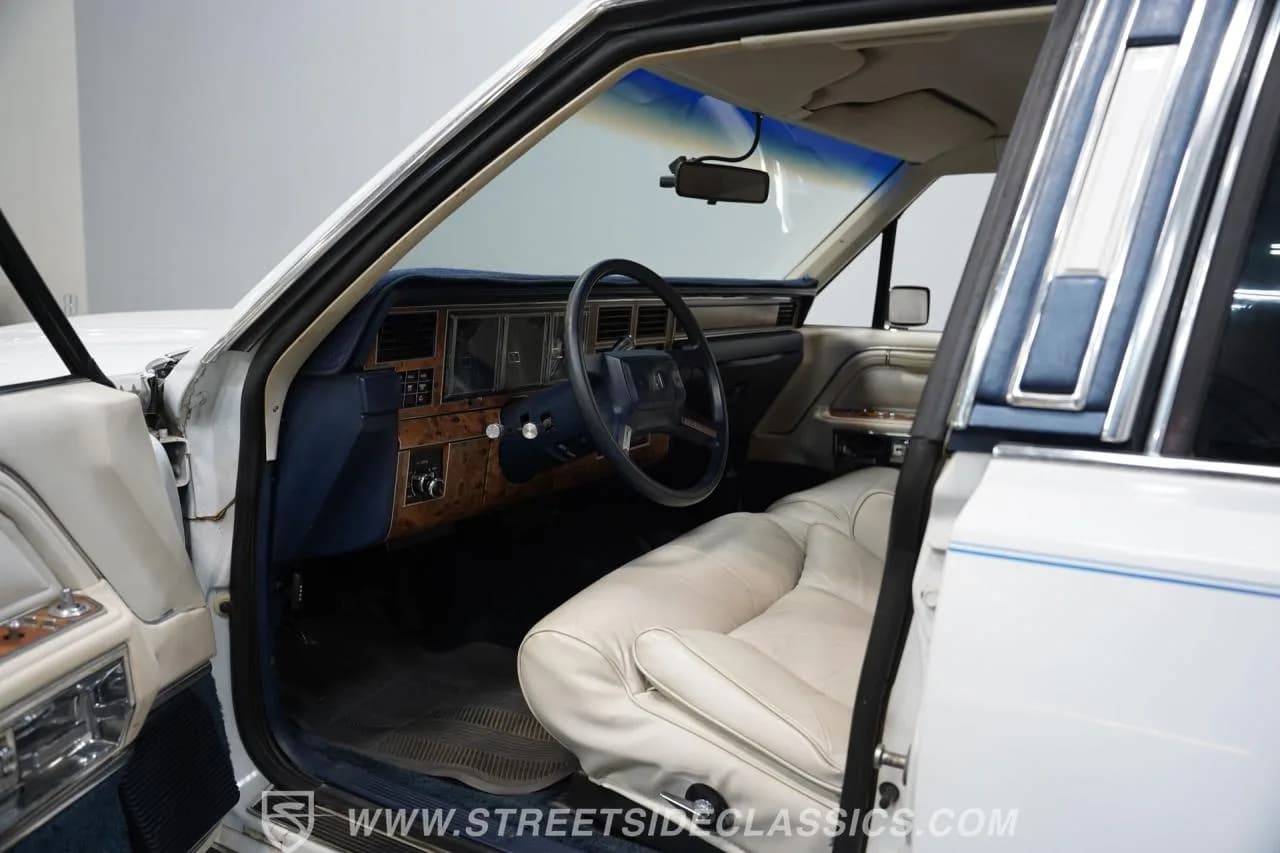 1985 Lincoln Town Car Signature Series - Thumbnail 4
