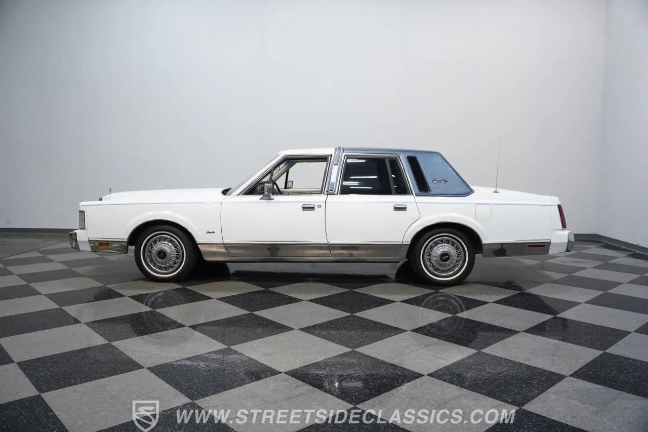 1985 Lincoln Town Car Signature Series - Thumbnail 2