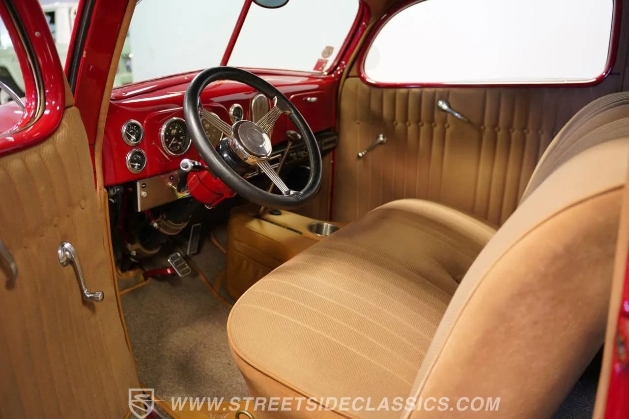1937 Ford Tudor Humpback - Thumbnail 4