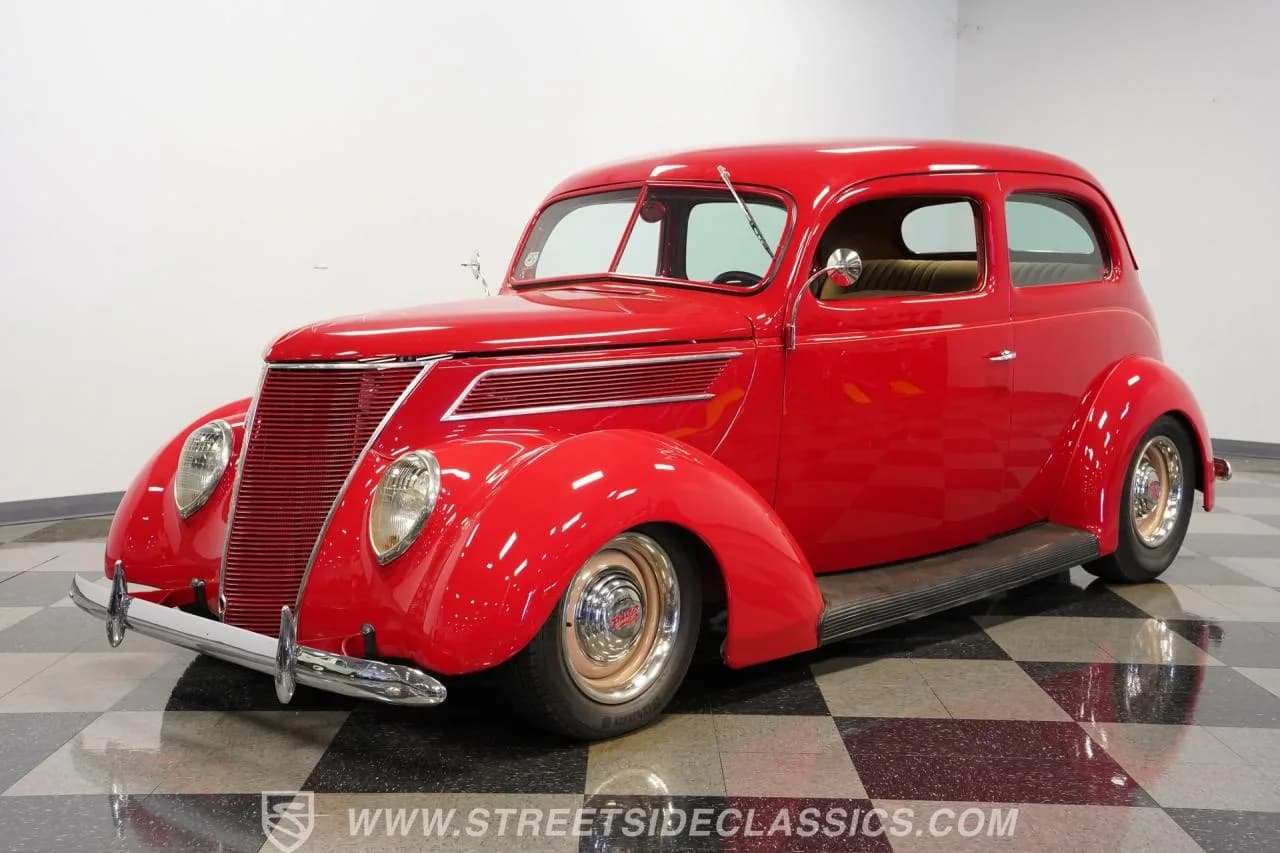 1937 Ford Tudor Humpback - Thumbnail 6