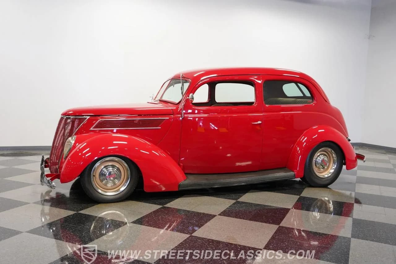 1937 Ford Tudor Humpback - Thumbnail 7