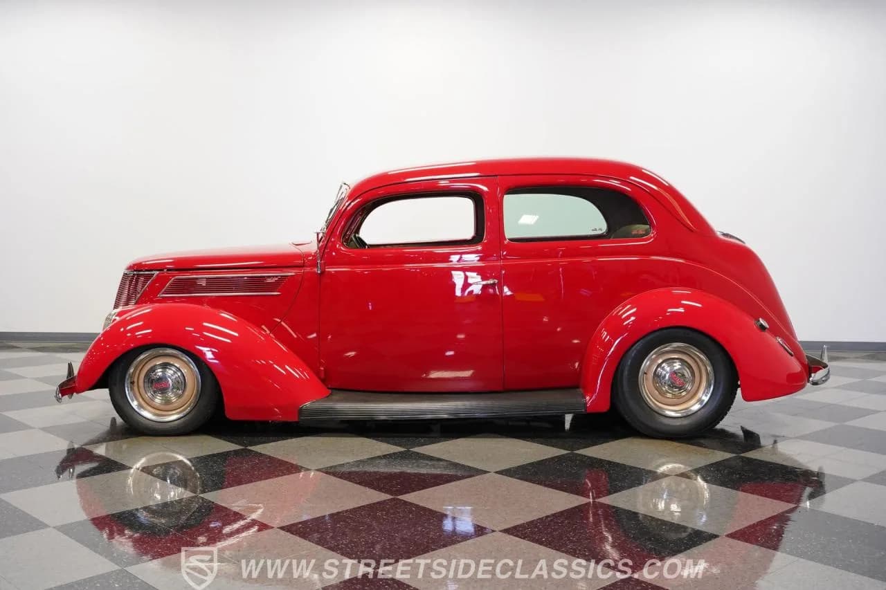 1937 Ford Tudor Humpback - Thumbnail 8