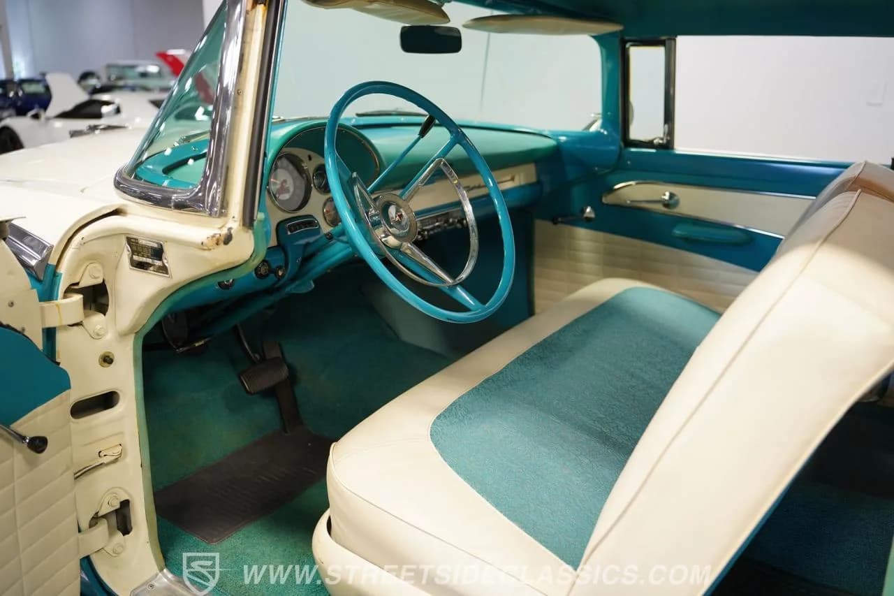 1956 Ford Fairlane Victoria - Thumbnail 4
