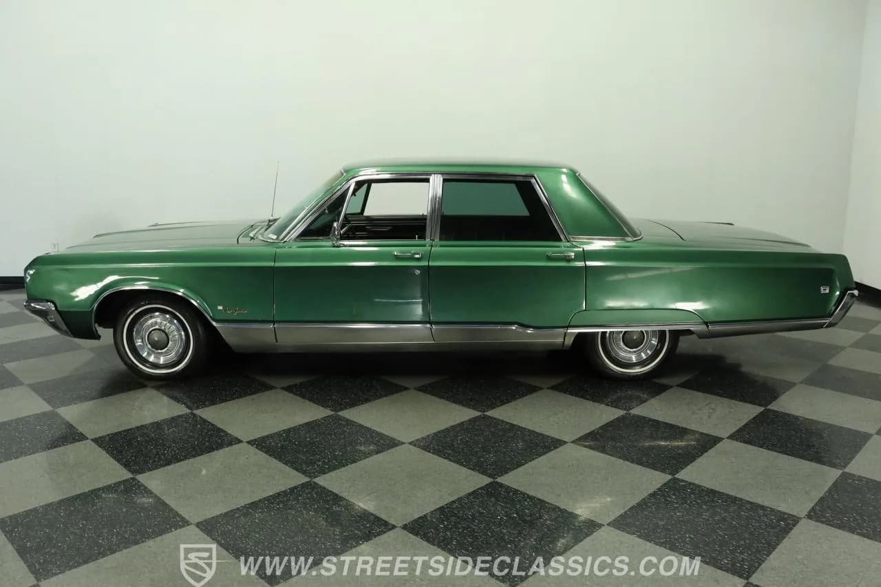1968 Chrysler New Yorker - Thumbnail 2