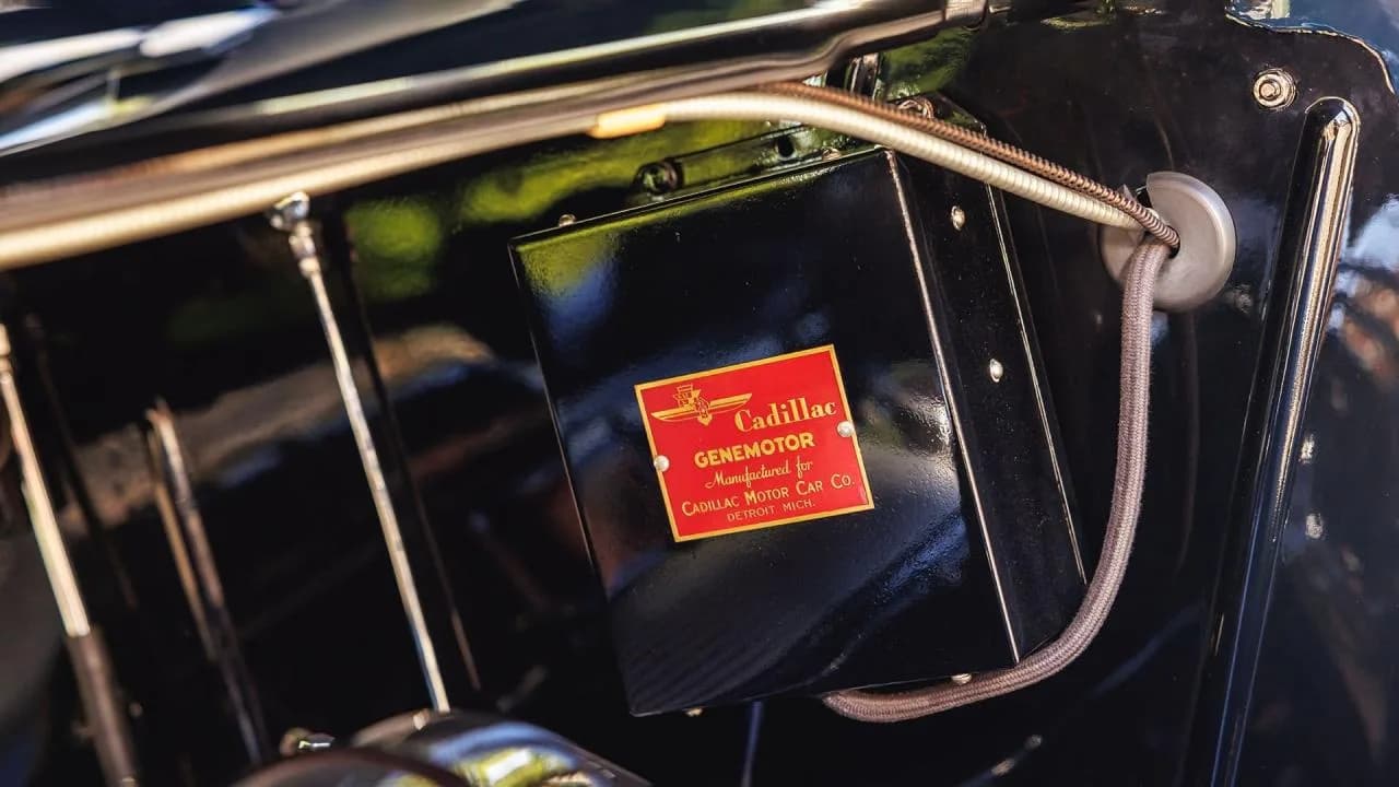 1936 Cadillac Series 90 V-16 Five-Passenger Town Sedan - Thumbnail 7