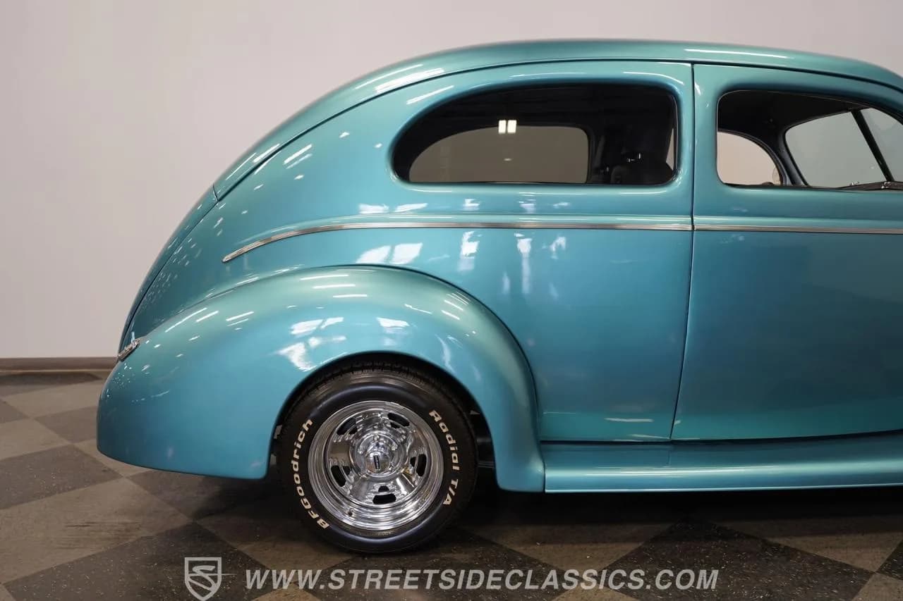 1940 Ford Deluxe - Thumbnail 5
