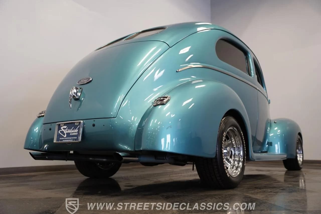 1940 Ford Deluxe - Thumbnail 2