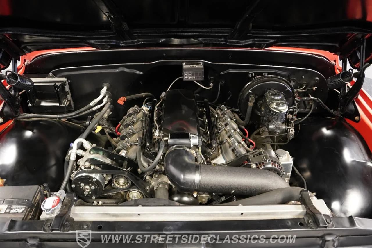 1972 Chevrolet Suburban Patina Restomod - Thumbnail 3