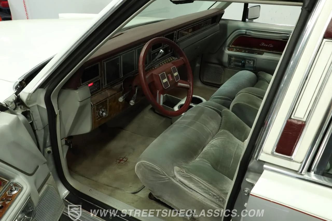 1984 Lincoln Town Car Cartier - Thumbnail 4
