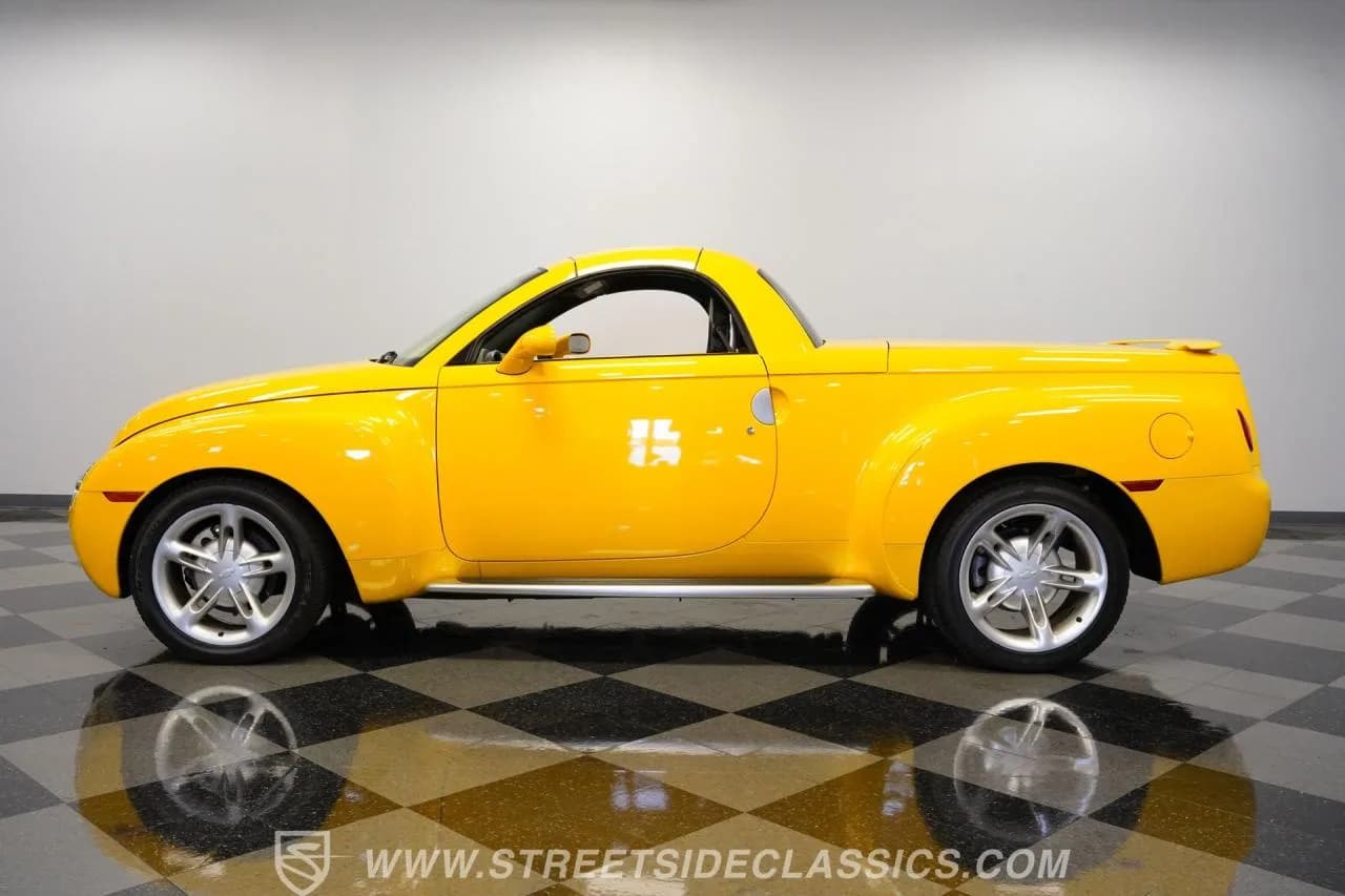 2004 Chevrolet SSR - Thumbnail 2