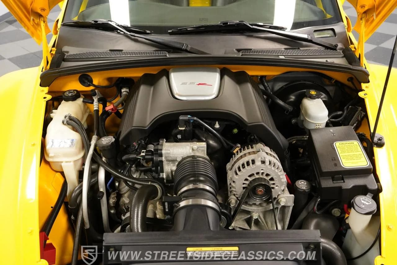 2004 Chevrolet SSR - Thumbnail 3
