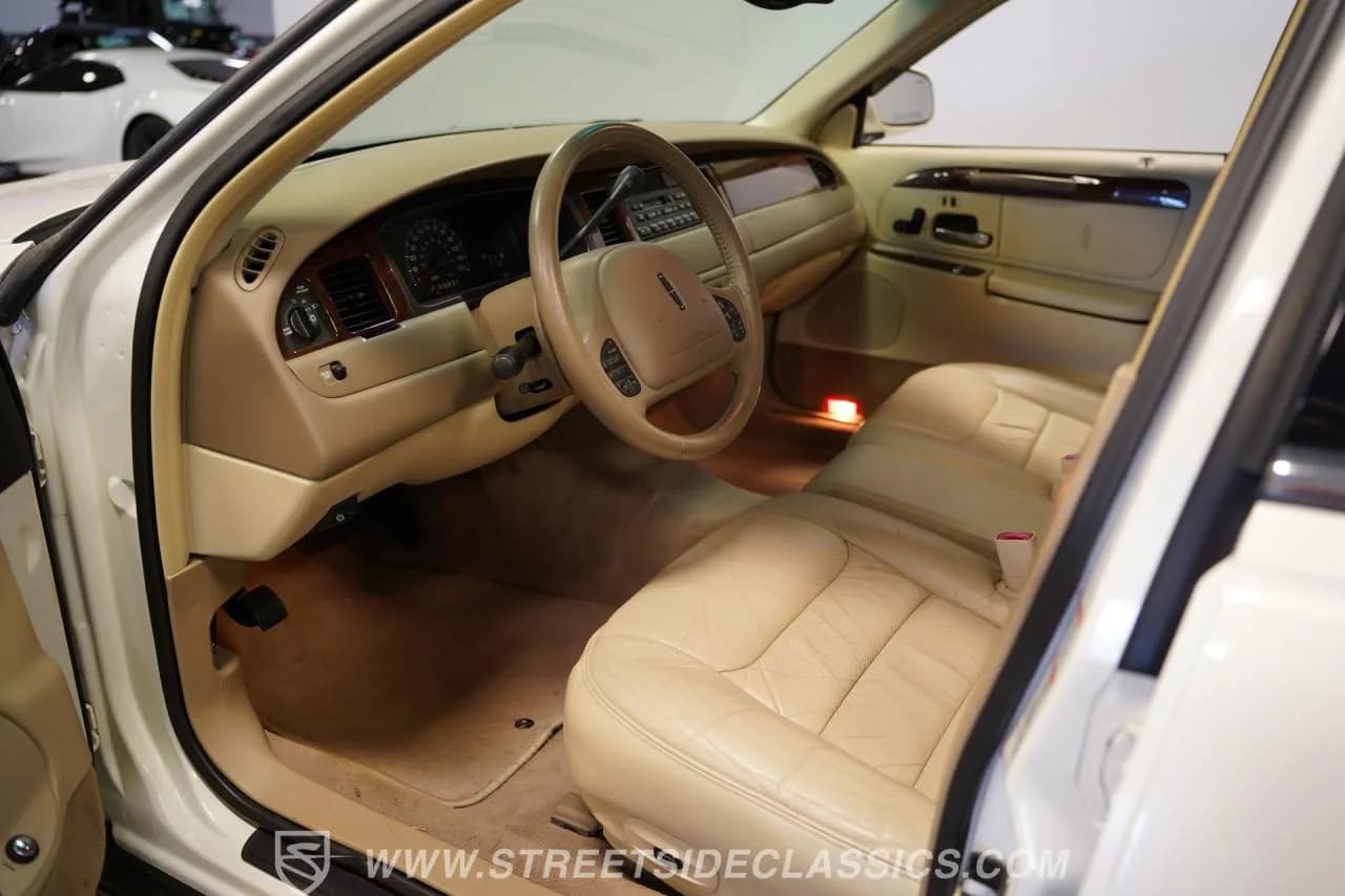 2000 Lincoln Town Car Signature Series - Thumbnail 4