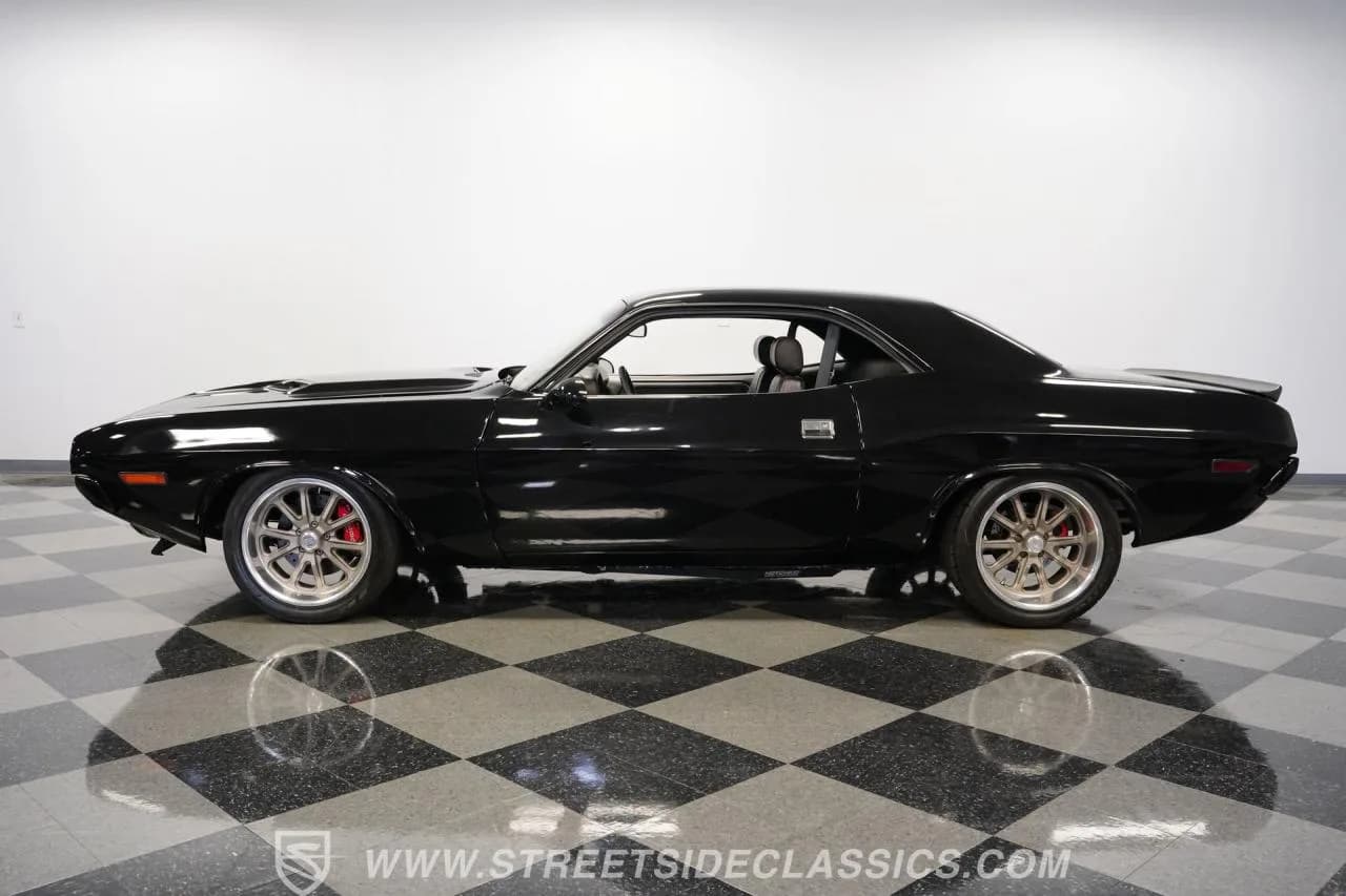 1971 Dodge Challenger HEMI Restomod - Thumbnail 2