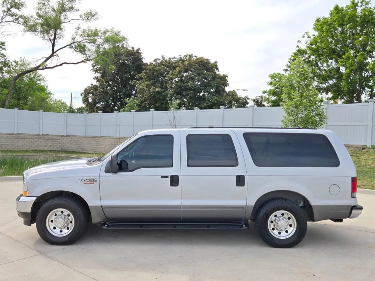 2003 Ford Excursion - Thumbnail 2