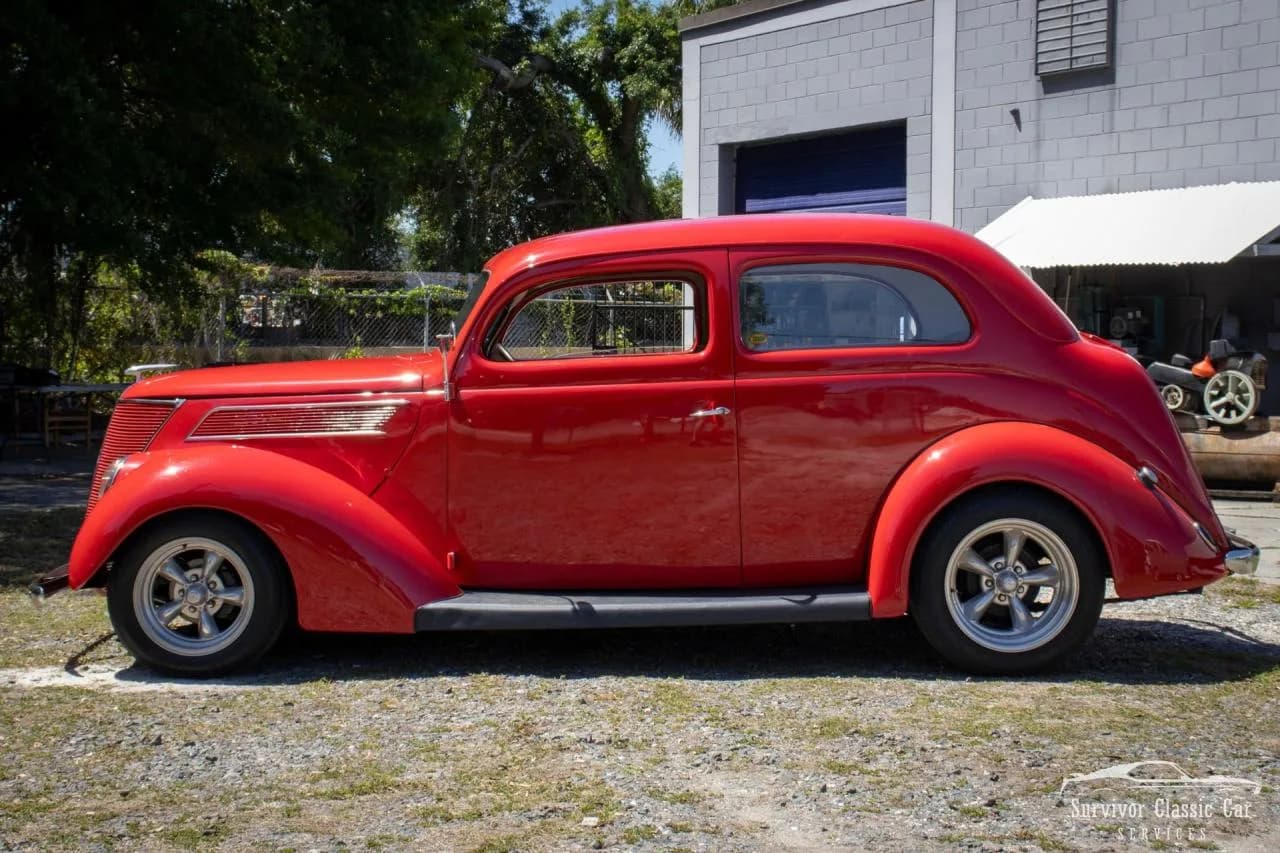 1937 Ford Tudor Humpback Sedan - Thumbnail 4