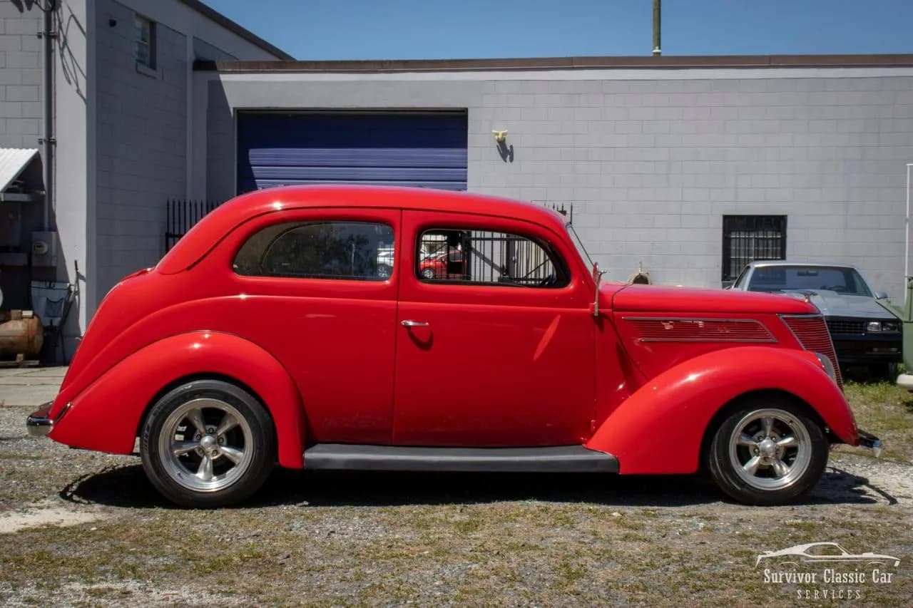 1937 Ford Tudor Humpback Sedan - Thumbnail 6