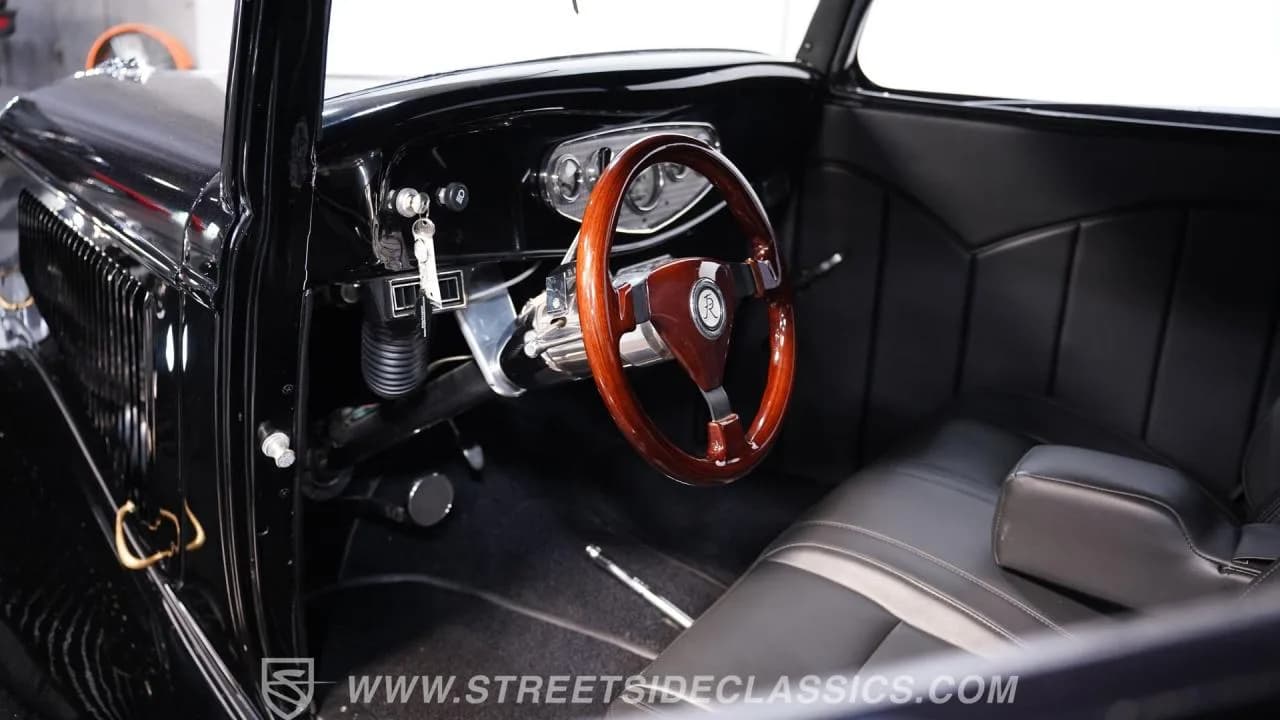1933 Ford Victoria Restomod - Thumbnail 4