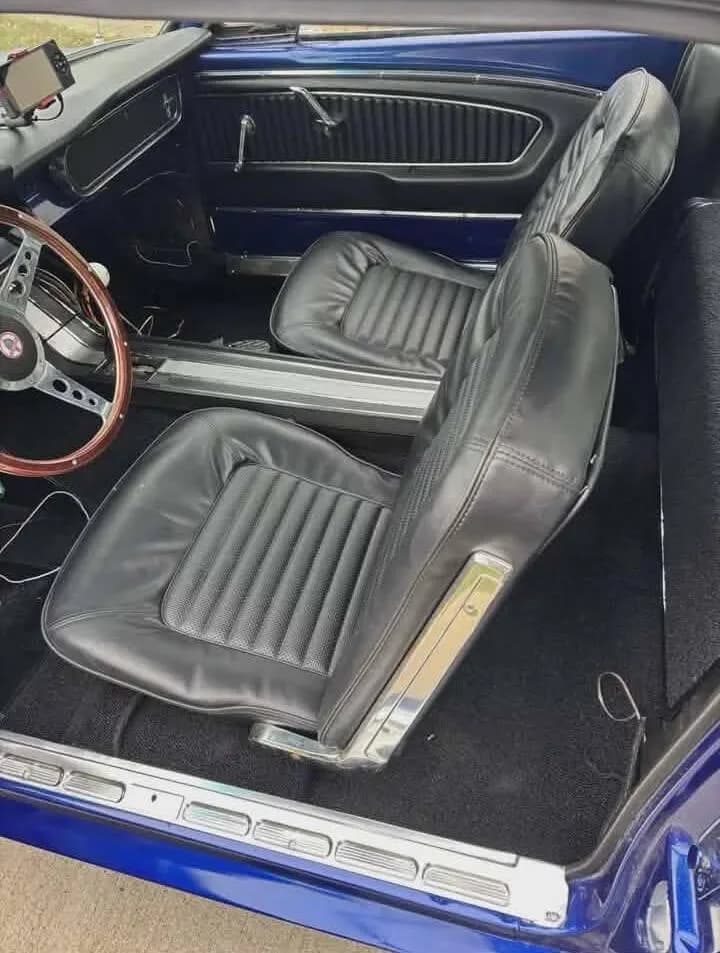 1965 Ford Mustang - Thumbnail 3
