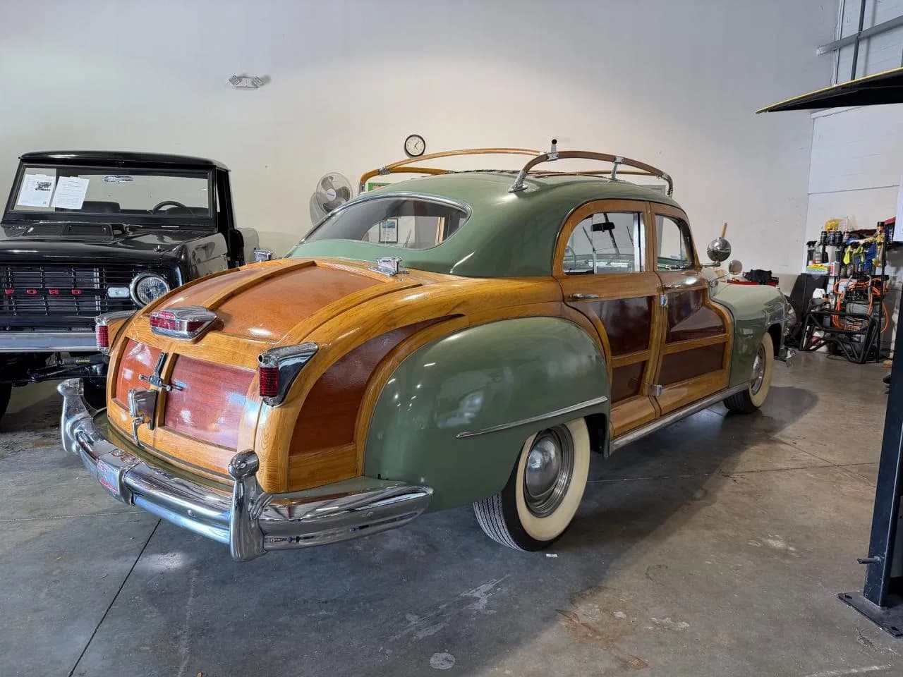 1947 Chrysler Town &amp; Country - Thumbnail 4
